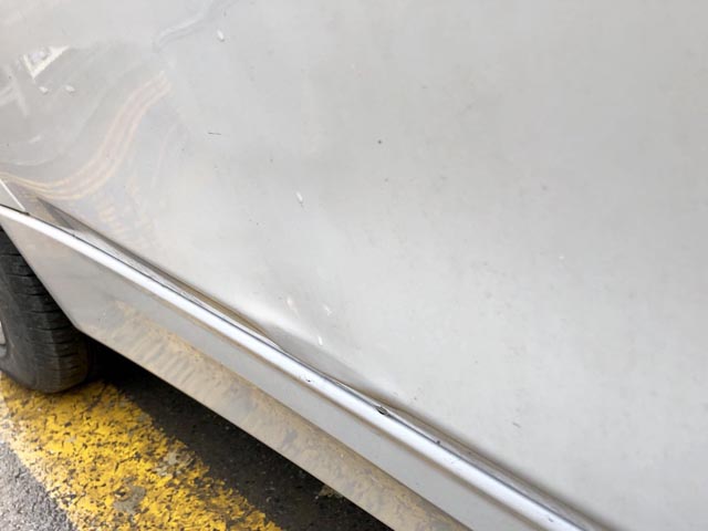 寶馬3系后車(chē)門(mén)棱線變形.jpg